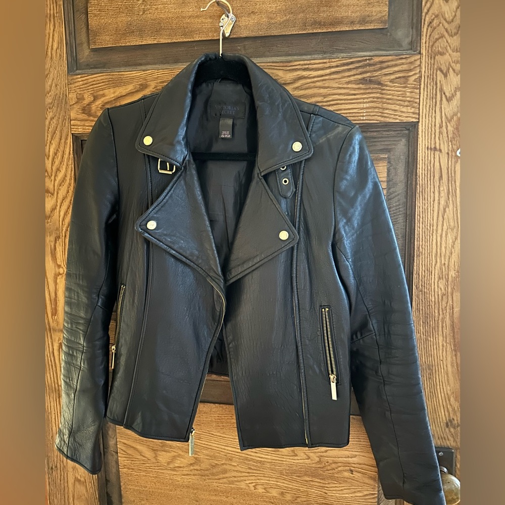 Love this leather bomber! Soft with some weight to it. Slightly broken in feel